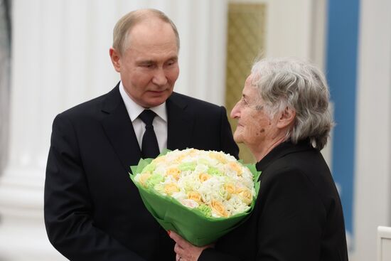 Президент Владимир Путин вручил высшие государственные награды РФ