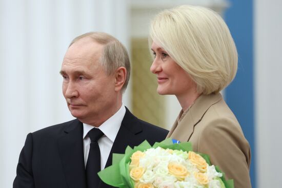 Президент Владимир Путин вручил высшие государственные награды РФ