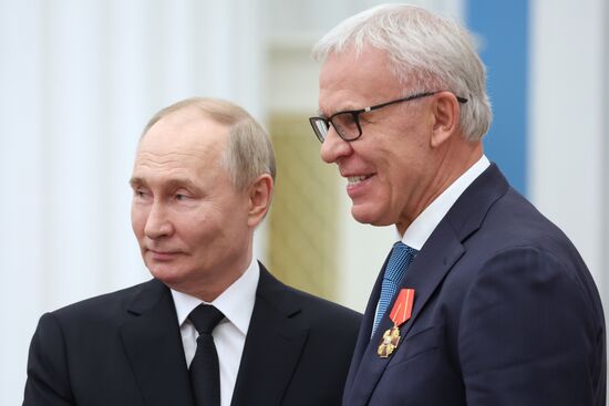 Президент Владимир Путин вручил высшие государственные награды РФ