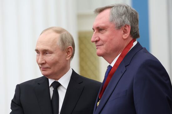 Президент Владимир Путин вручил высшие государственные награды РФ