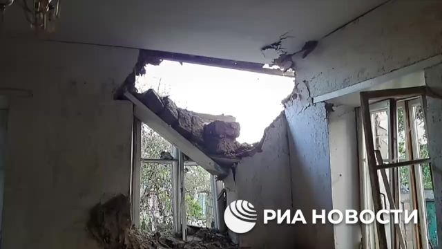 Последствия попадания ракеты в жилой дом в Донецке