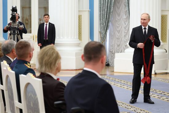 Президент Владимир Путин вручил высшие государственные награды РФ