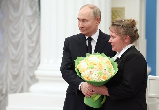 Президент Владимир Путин вручил высшие государственные награды РФ