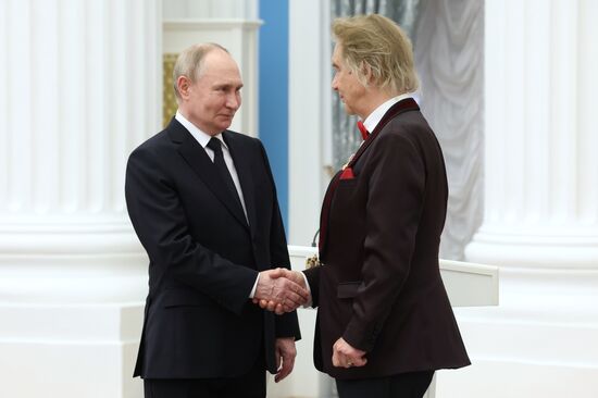 Президент Владимир Путин вручил высшие государственные награды РФ