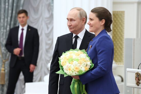 Президент Владимир Путин вручил высшие государственные награды РФ
