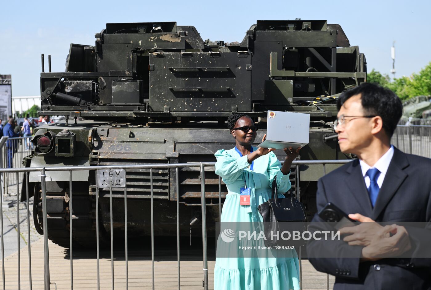 Представители дипломатического корпуса на выставке трофейного западного вооружения и техники