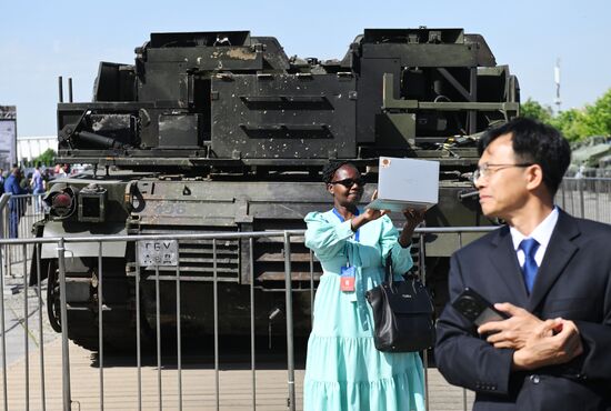 Представители дипломатического корпуса на выставке трофейного западного вооружения и техники