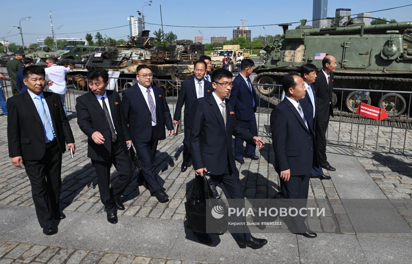 Представители дипломатического корпуса на выставке трофейного западного вооружения и техники