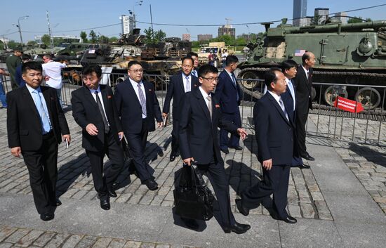 Представители дипломатического корпуса на выставке трофейного западного вооружения и техники