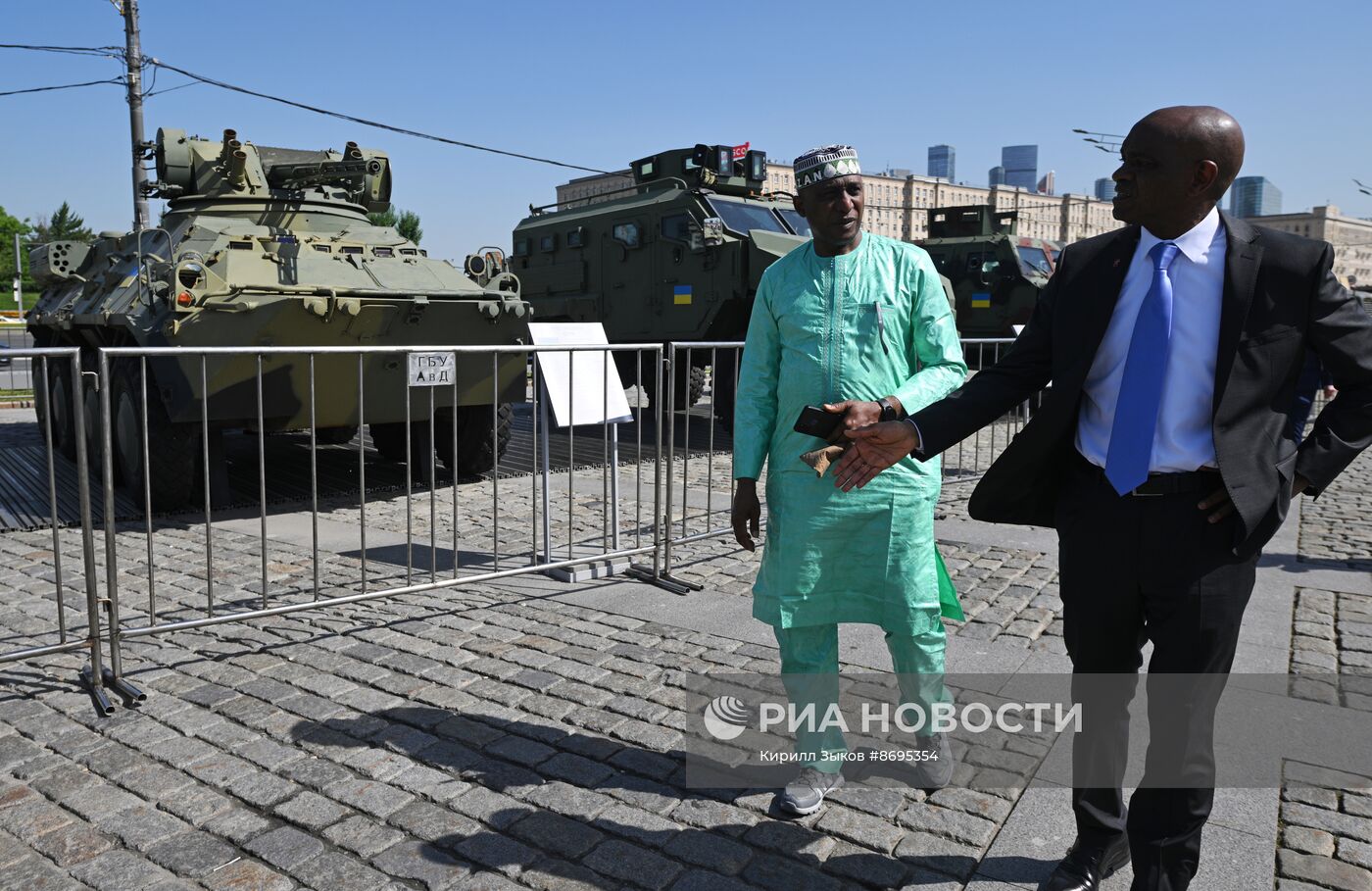 Представители дипломатического корпуса на выставке трофейного западного вооружения и техники