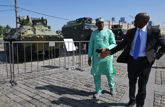 Представители дипломатического корпуса на выставке трофейного западного вооружения и техники