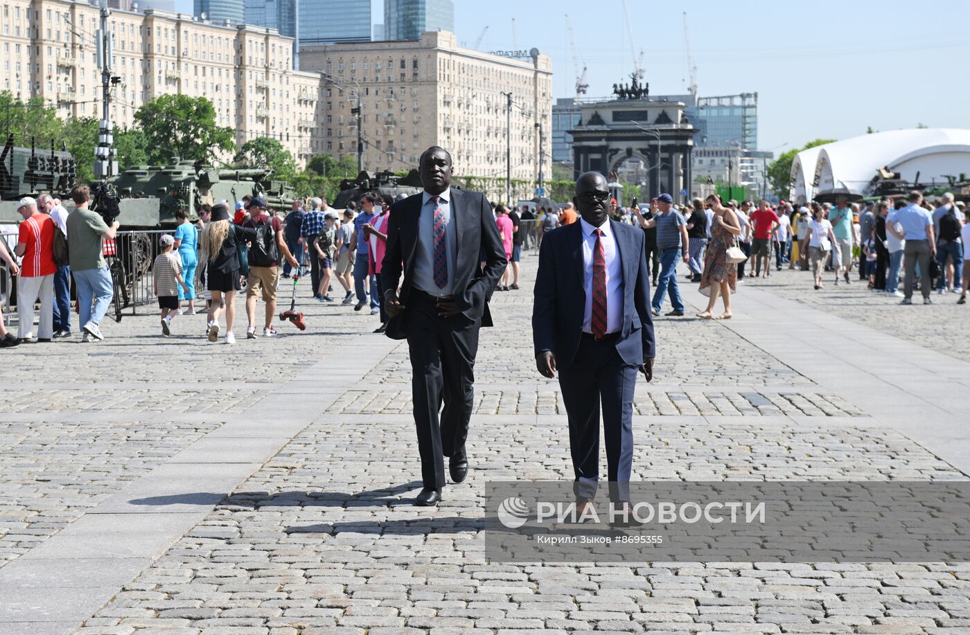 Представители дипломатического корпуса на выставке трофейного западного вооружения и техники