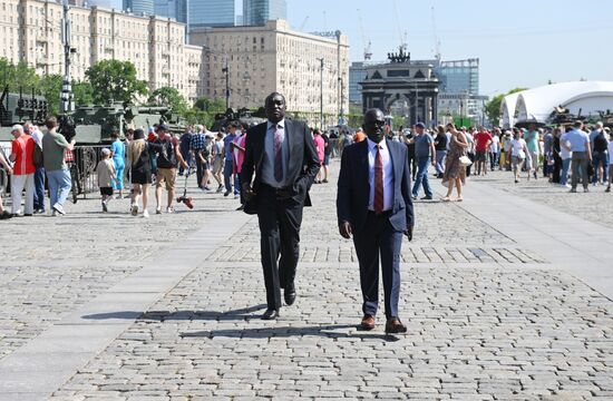 Представители дипломатического корпуса на выставке трофейного западного вооружения и техники