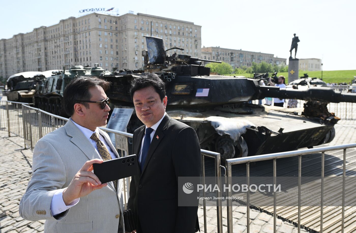 Представители дипломатического корпуса на выставке трофейного западного вооружения и техники