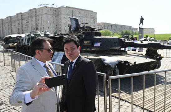 Представители дипломатического корпуса на выставке трофейного западного вооружения и техники