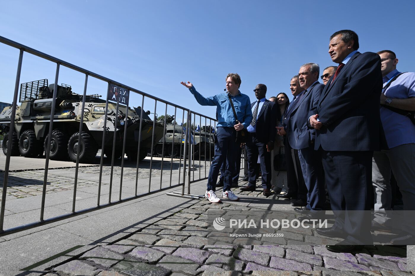 Представители дипломатического корпуса на выставке трофейного западного вооружения и техники