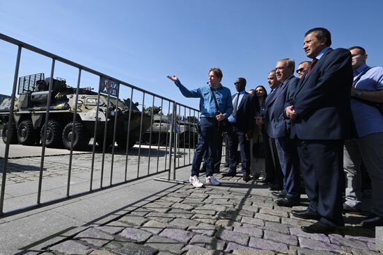 Представители дипломатического корпуса на выставке трофейного западного вооружения и техники