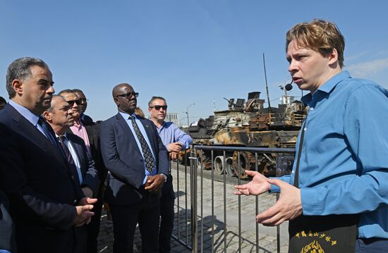 Представители дипломатического корпуса на выставке трофейного западного вооружения и техники