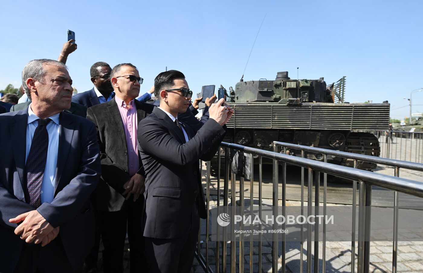 Представители дипломатического корпуса на выставке трофейного западного вооружения и техники