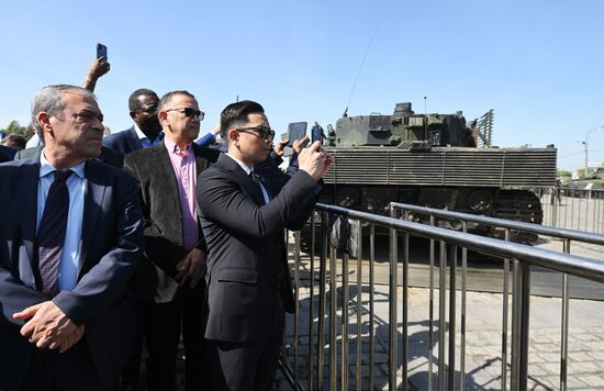 Представители дипломатического корпуса на выставке трофейного западного вооружения и техники