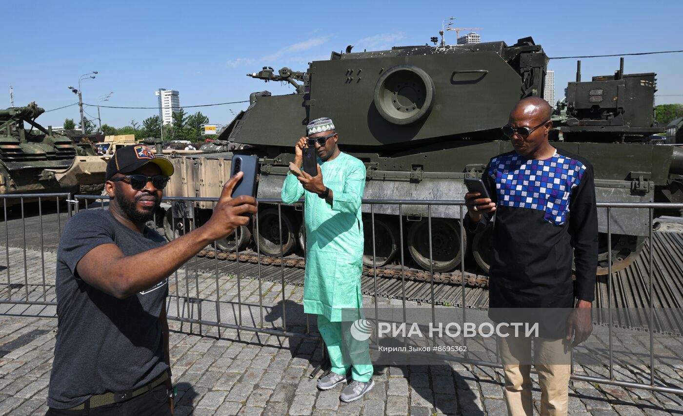 Представители дипломатического корпуса на выставке трофейного западного вооружения и техники