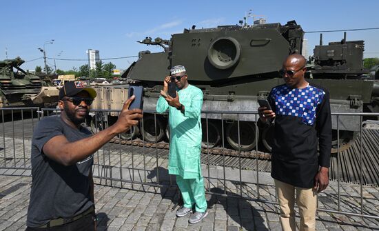 Представители дипломатического корпуса на выставке трофейного западного вооружения и техники