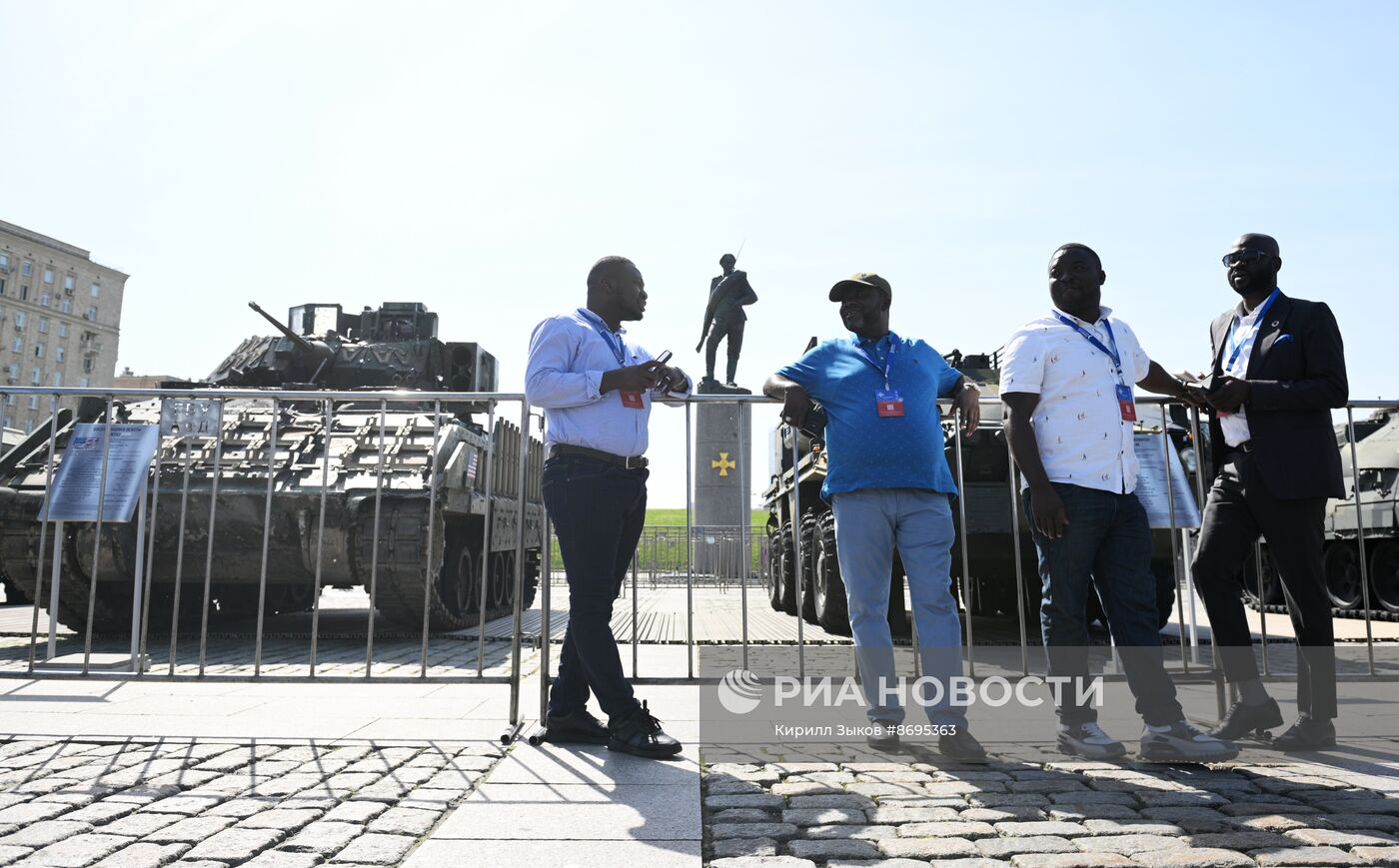 Представители дипломатического корпуса на выставке трофейного западного вооружения и техники