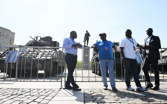 Представители дипломатического корпуса на выставке трофейного западного вооружения и техники