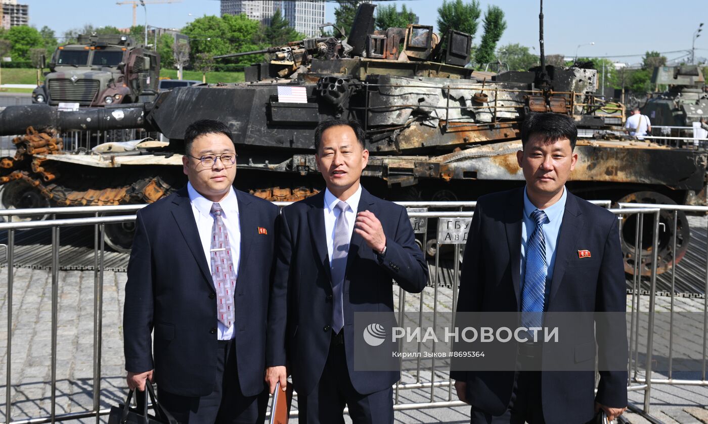Представители дипломатического корпуса на выставке трофейного западного вооружения и техники