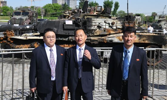 Представители дипломатического корпуса на выставке трофейного западного вооружения и техники