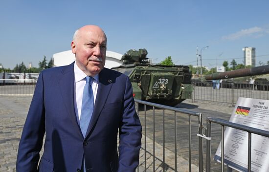 Представители дипломатического корпуса на выставке трофейного западного вооружения и техники