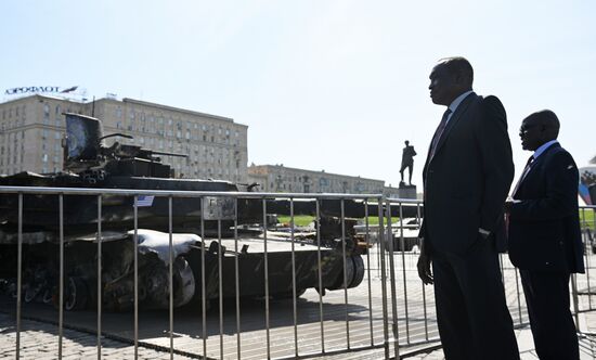 Представители дипломатического корпуса на выставке трофейного западного вооружения и техники