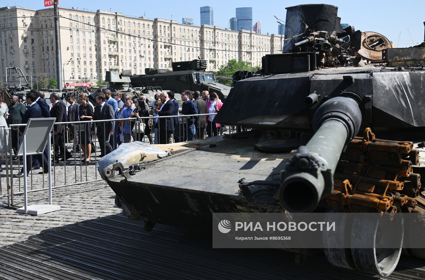 Представители дипломатического корпуса на выставке трофейного западного вооружения и техники