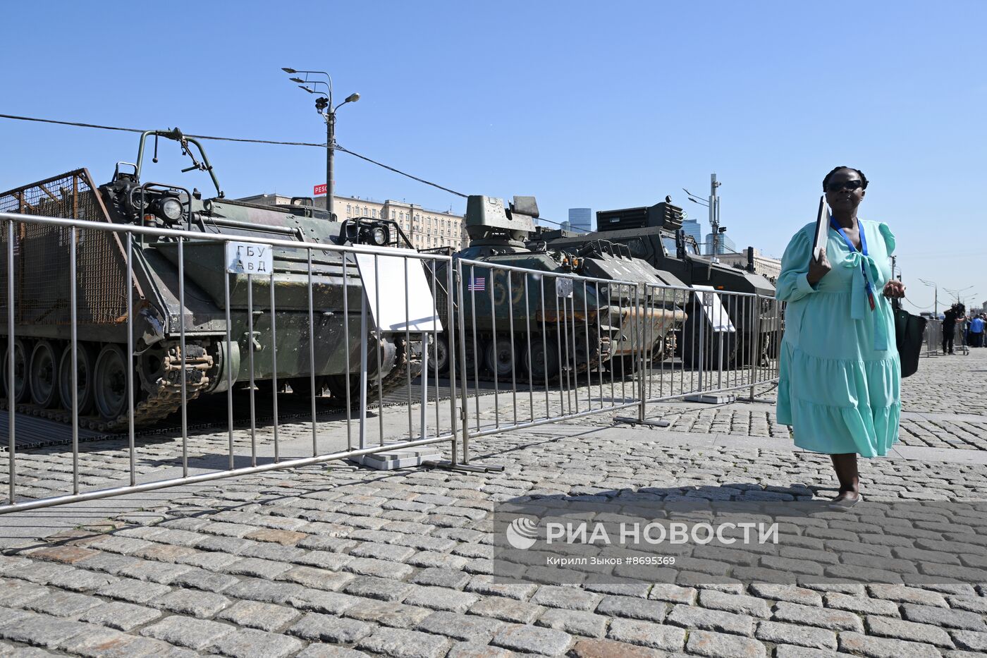 Представители дипломатического корпуса на выставке трофейного западного вооружения и техники