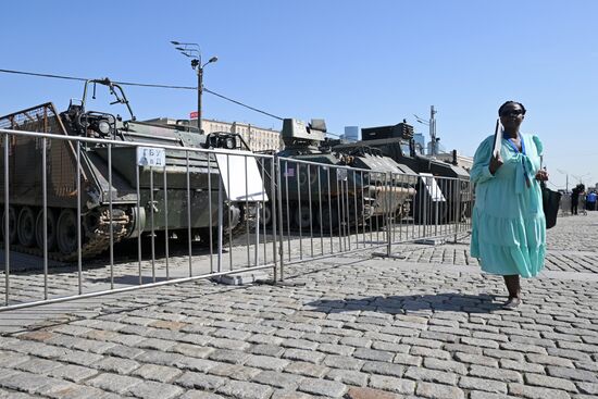Представители дипломатического корпуса на выставке трофейного западного вооружения и техники