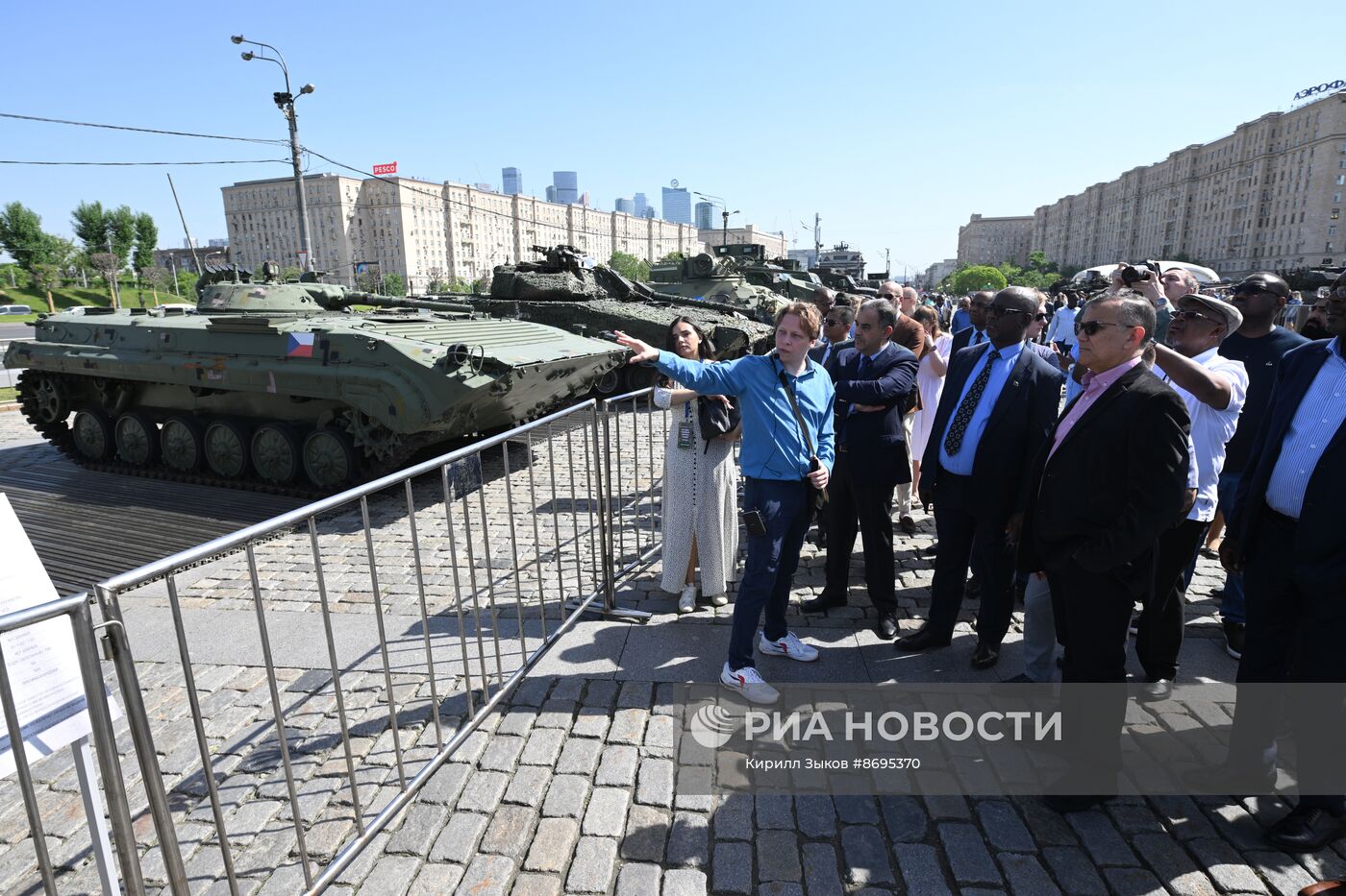 Представители дипломатического корпуса на выставке трофейного западного вооружения и техники