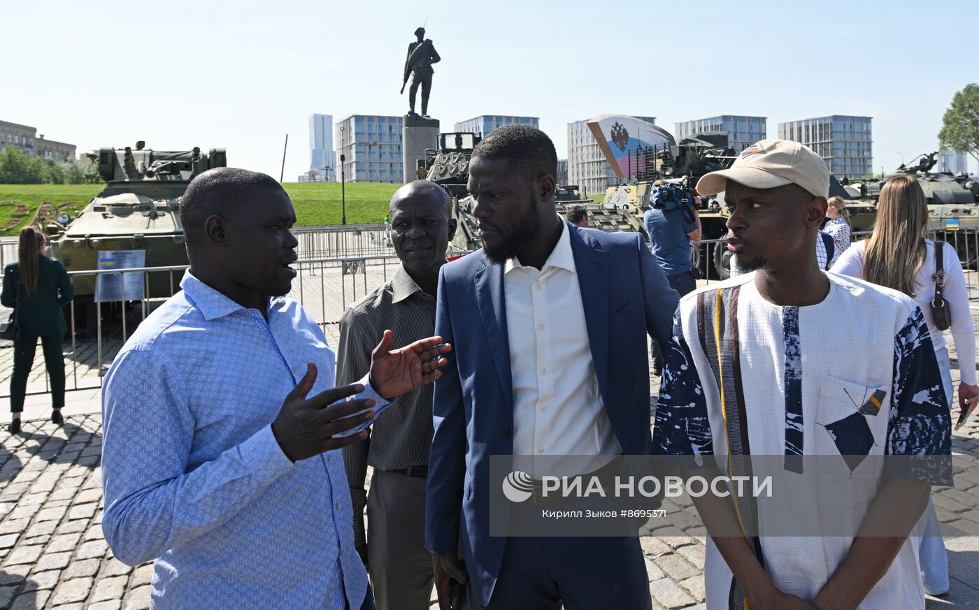 Представители дипломатического корпуса на выставке трофейного западного вооружения и техники