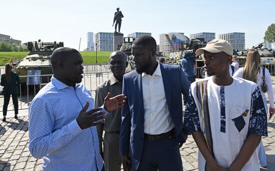 Представители дипломатического корпуса на выставке трофейного западного вооружения и техники