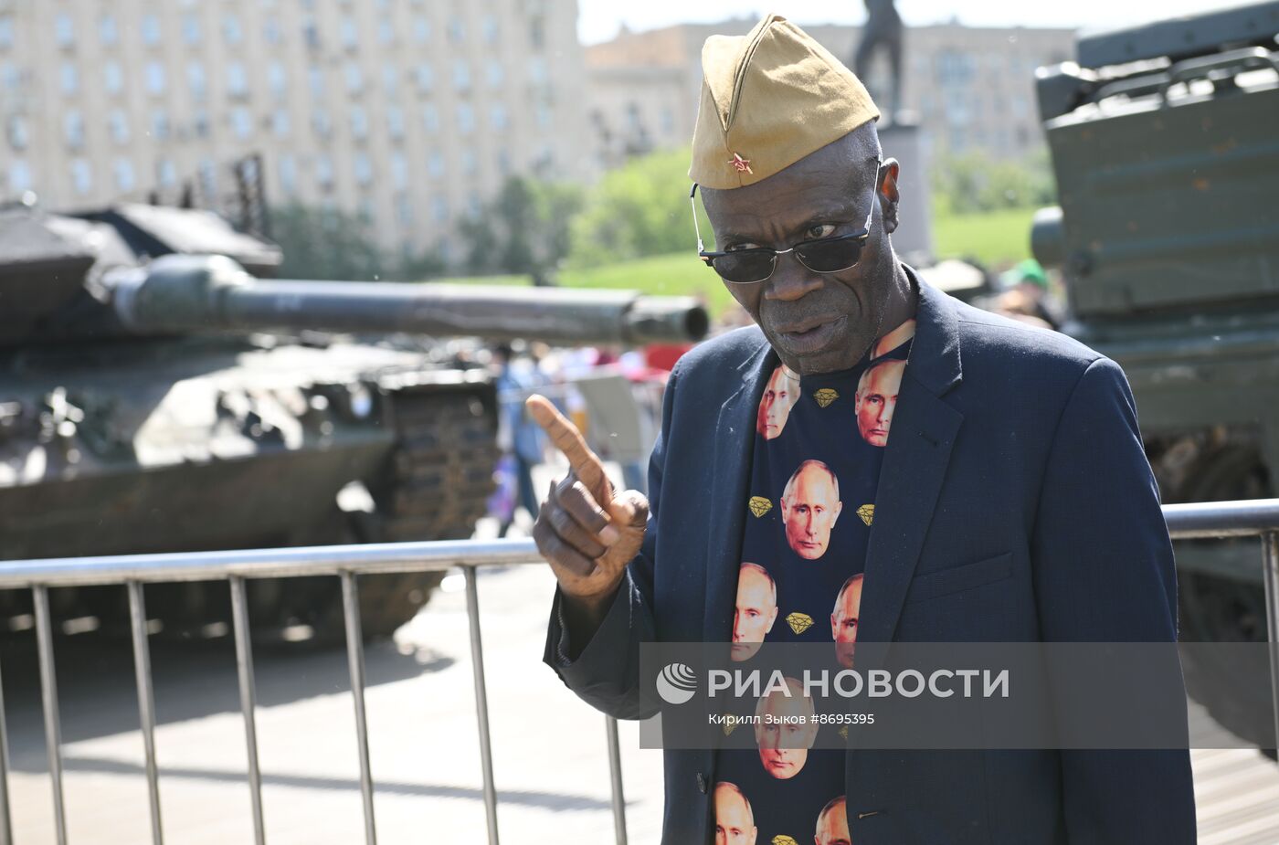 Представители дипломатического корпуса на выставке трофейного западного вооружения и техники