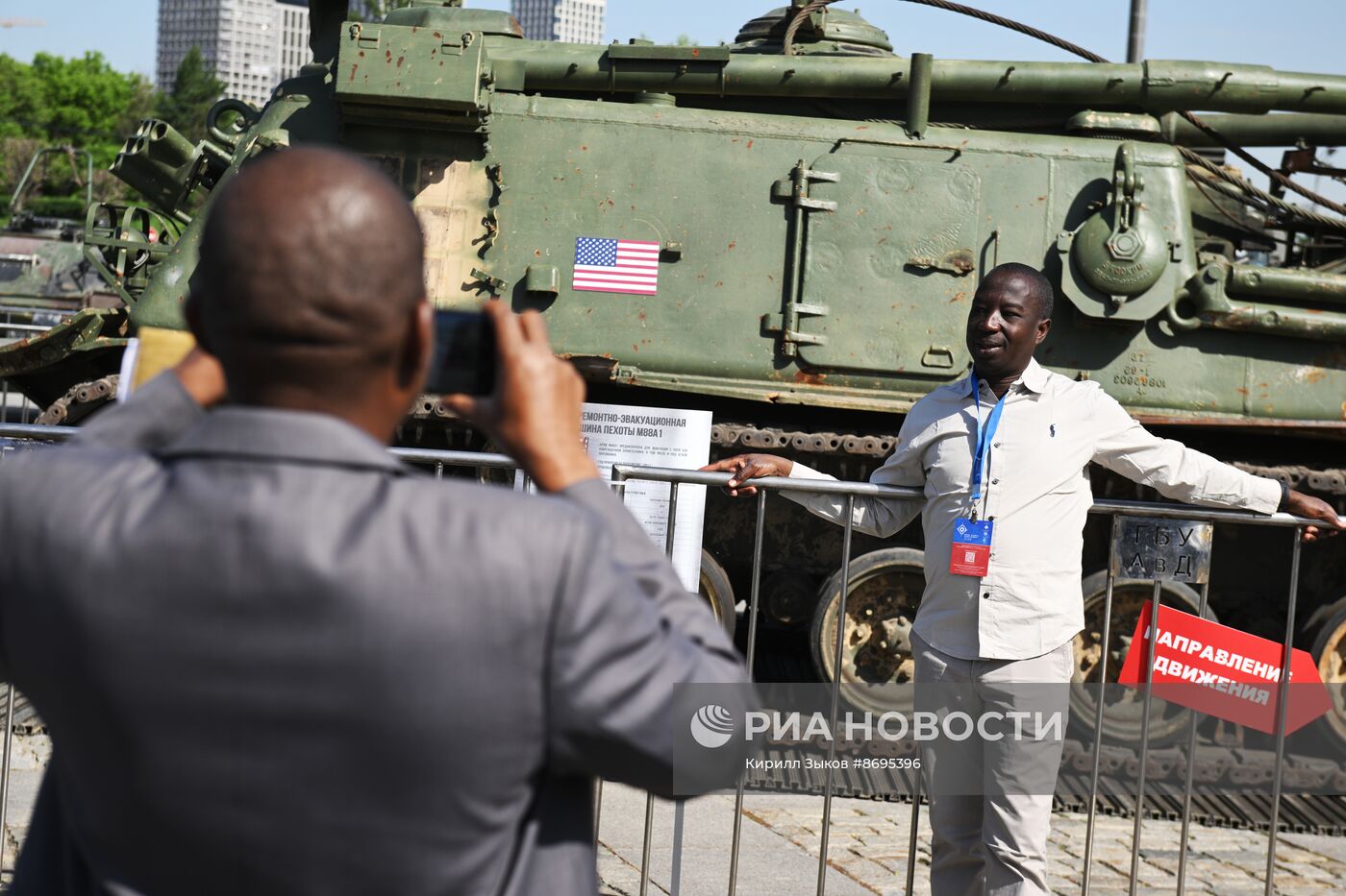 Представители дипломатического корпуса на выставке трофейного западного вооружения и техники