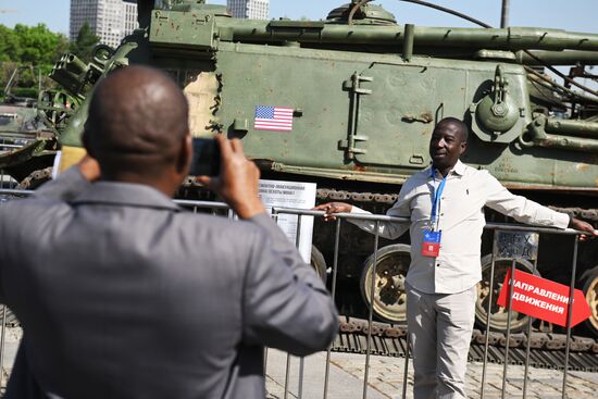 Представители дипломатического корпуса на выставке трофейного западного вооружения и техники