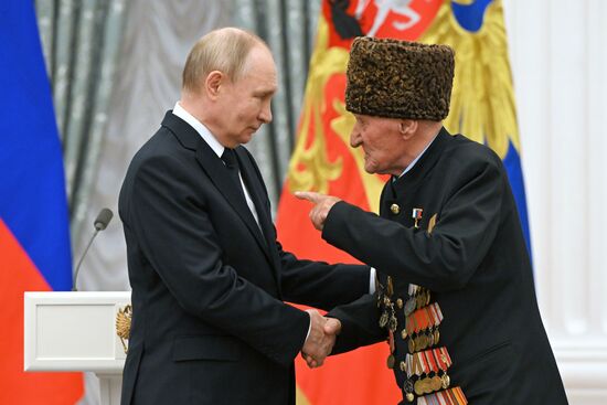 Президент Владимир Путин вручил высшие государственные награды РФ