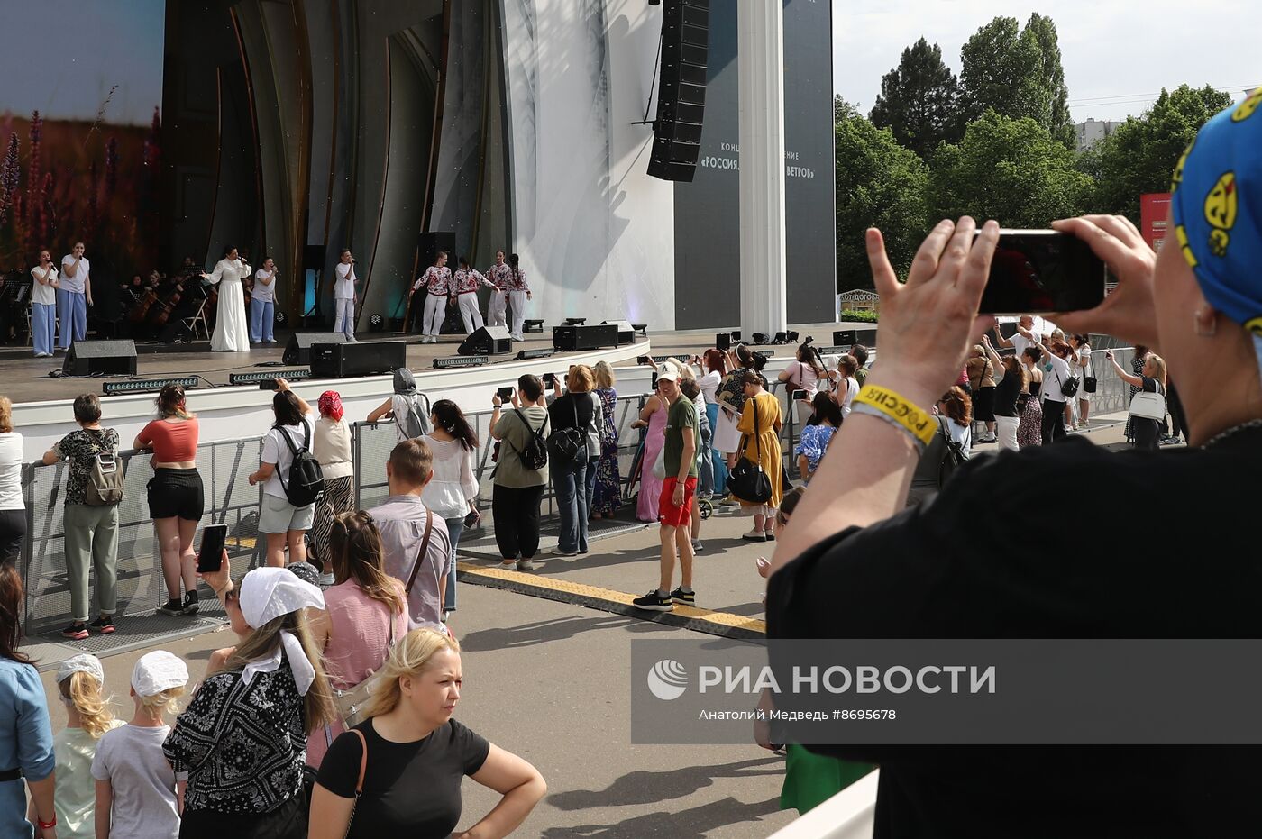 Выставка "Россия". Концерт "Россия. Дети. Роза Ветров"