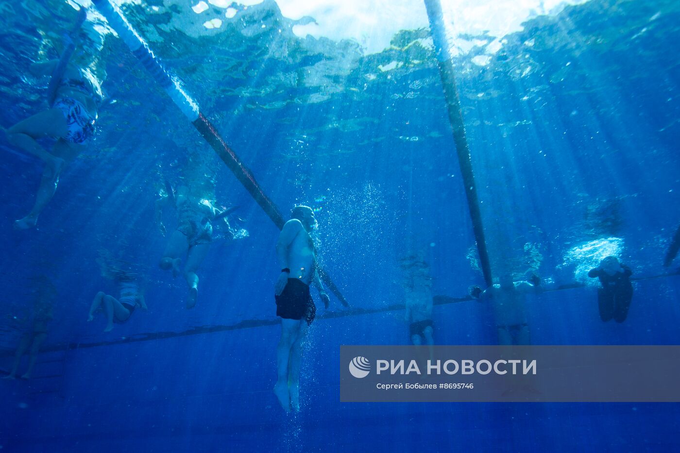 Отдыхающие в бассейне "Чайка"