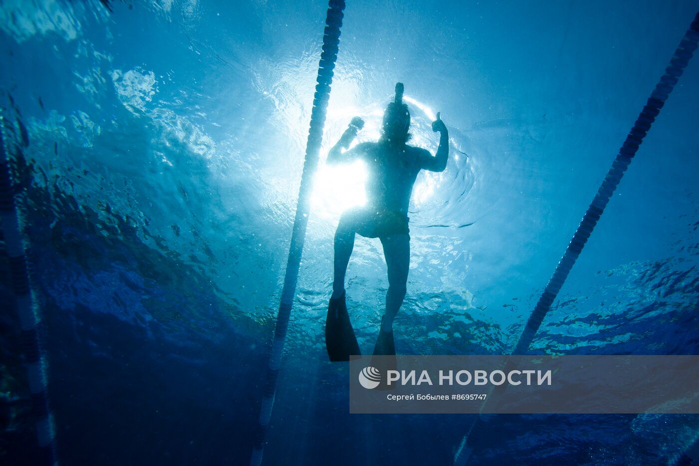 Отдыхающие в бассейне "Чайка"