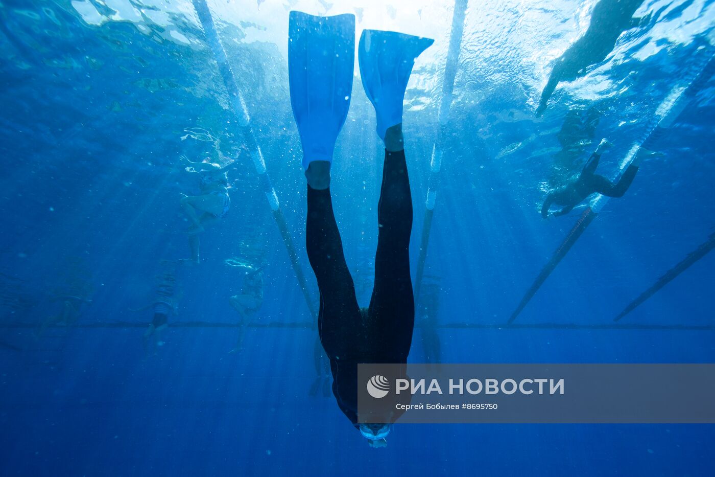 Отдыхающие в бассейне "Чайка"