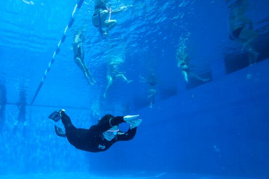 Отдыхающие в бассейне "Чайка"