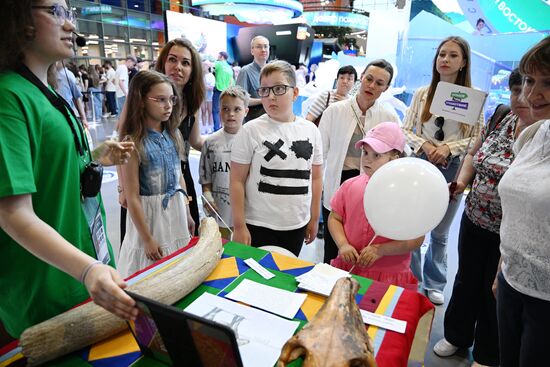 Выставка "Россия". Дети-гиды провели экскурсии для детей