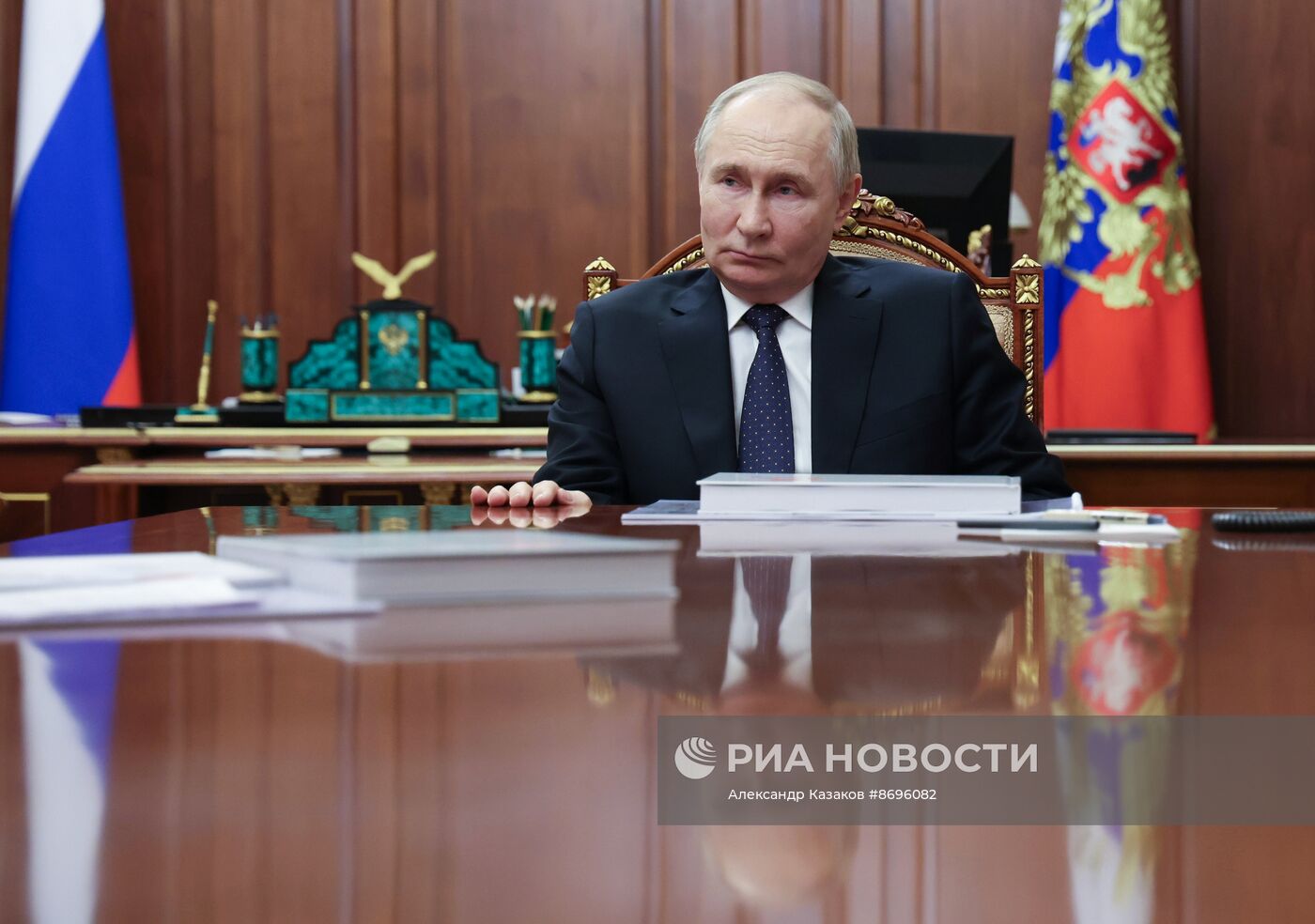 Президент Владимир Путин встретился с руководителем фонда "Круг добра" протоиереем Александром Ткаченко