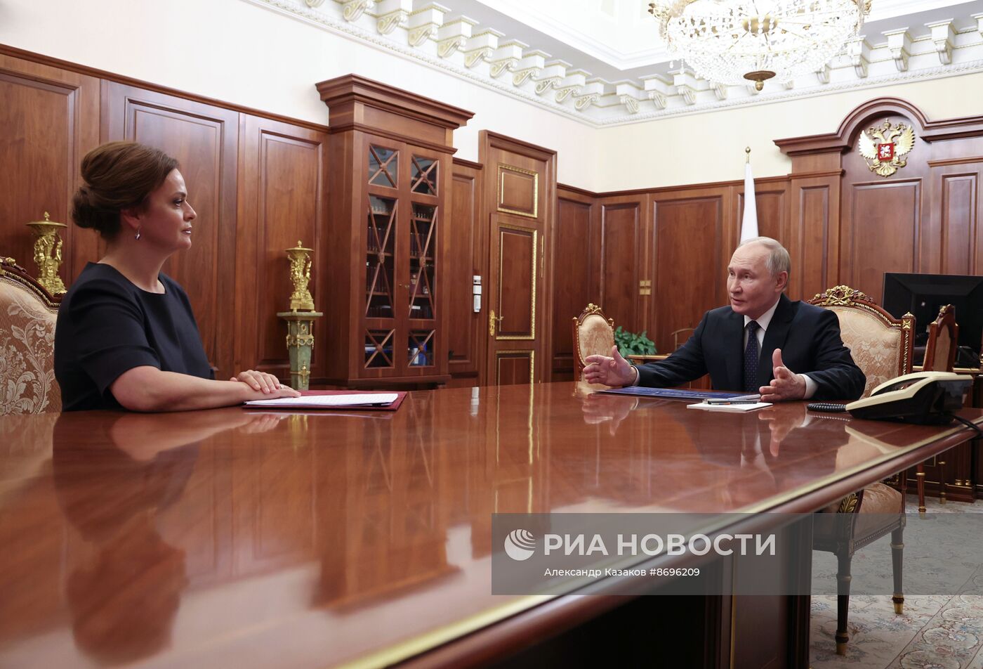 Президент Владимир Путин встретился с руководителем фонда "Защитники Отечества" Анной Цивилевой